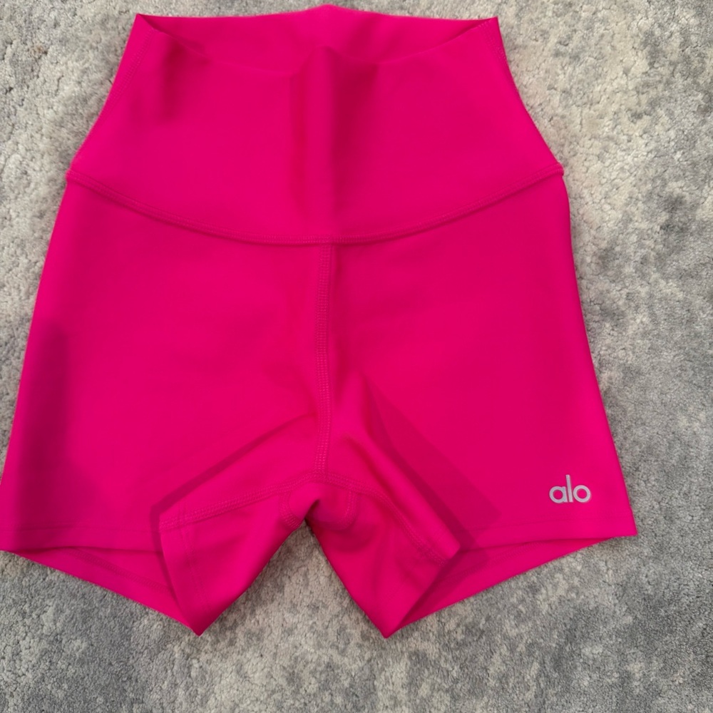 ALO Yoga Women's Bright Pink Bike Shorts- size XXS